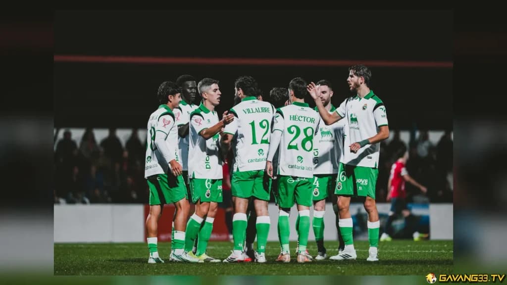 Các cầu thủ Racing Santander hội ý tại Copa del Rey trong ảnh tư liệu trước trận