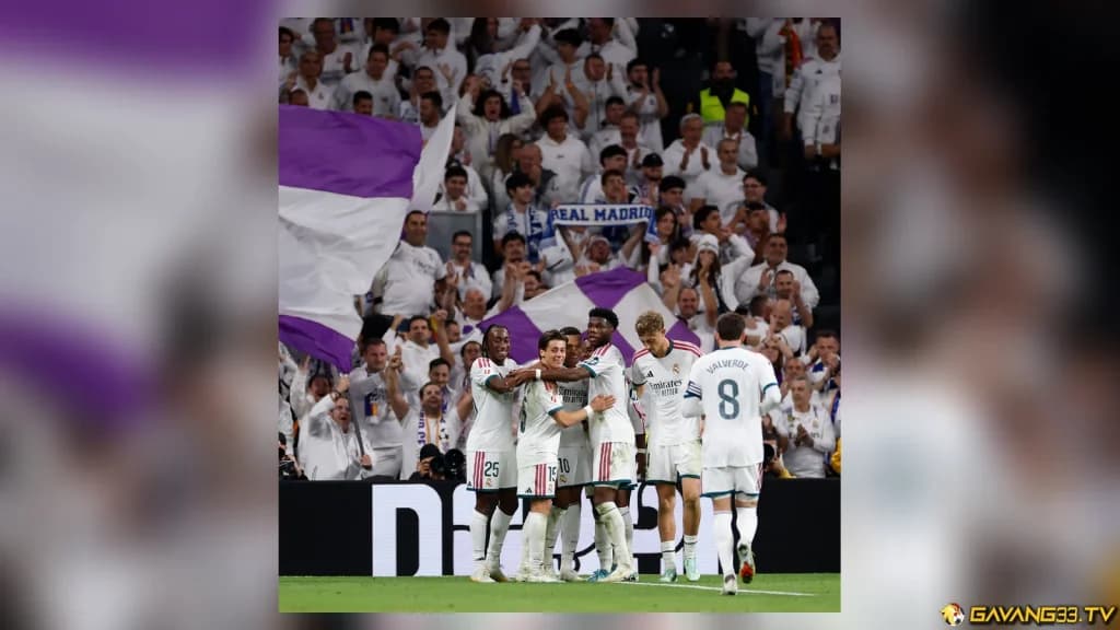 Cầu thủ Real Madrid ăn mừng trận thắng Sevilla 4-1
