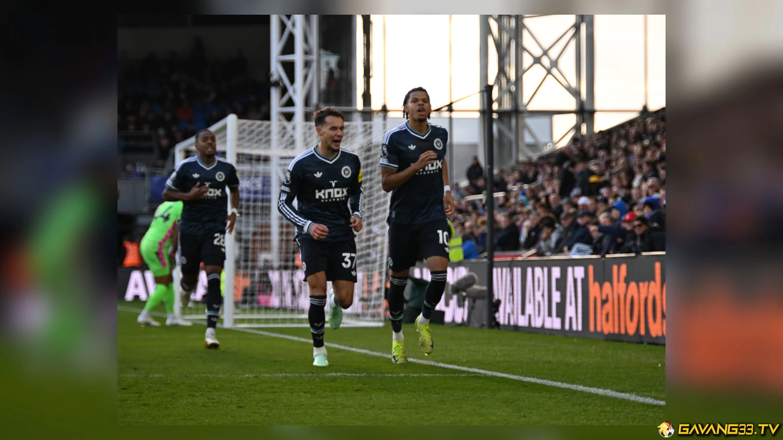 Newcastle ăn mừng chiến thắng trước Crystal Palace trong ảnh tư liệu trước trận